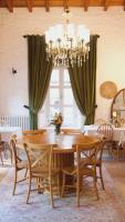 een eetkamer met een houten tafel en een kroonluchter bij La Grenadine Hotel in Alacati