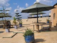 En terrasse eller udendørsområde på Deslly Afrika Stays