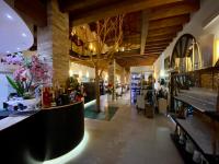 Restaurace v ubytování Momi's Hotel