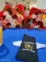 uma mesa azul com flores e uma camisa sobre ela em Gran Hotel Coral em Popayan