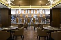 Ο χώρος του lounge ή του μπαρ στο Ramada by Wyndham Qingdao Jiaodong International Airport