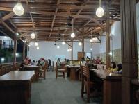 un comedor con gente sentada en las mesas en Lafrin Brothers, en Pulau Sarang