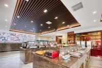 um restaurante com buffet de comida em 青岛机场富华酒店 em Qingdao