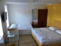 A bed or beds in a room at Alte Post Greifenstein