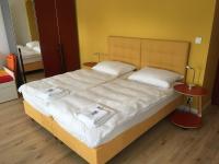 A bed or beds in a room at Alte Post Greifenstein