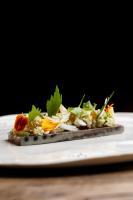 ジヴェルニーにあるLe Jardin des Plumesの皿盛りのサンドイッチ