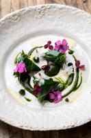 ジヴェルニーにあるLe Jardin des Plumesの白皿に花のサラダを添えて