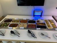 ein Buffet mit verschiedenen Speisen auf einem Tisch in der Unterkunft The Originals City, Hôtel Nîmes Costières in Nîmes