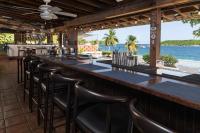 un bar con vista al mar en Trade Winds Restaurant & Guest House, en Vieques