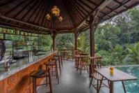 un bar dans un restaurant avec des chaises et des tables dans l'établissement Aksmi Suites & Villas, à Bedahulu