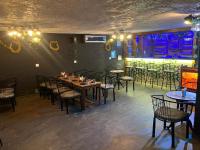 Khalsa Lake View Resort في Jāmb: غرفة بها طاولات وكراسي في مطعم