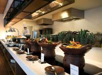 una fila de tazones de comida en un mostrador en una cocina en ARTOTEL Gelora Senayan Jakarta, en Yakarta