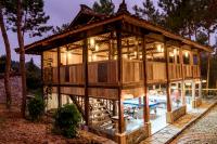 een houten huis met een zwembad ervoor bij Balana HaGiang in Làng Lap