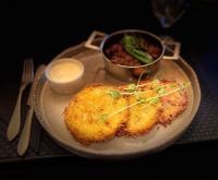 un plato de comida en una mesa con un plato de comida en Hotel Cesarski - Kaiserhof, en Giżycko