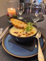 Un plato de comida con un trozo de pan sobre una mesa. en Hotel Cesarski - Kaiserhof, en Giżycko