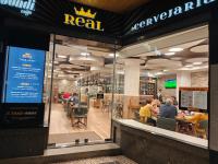 En restaurant eller et andet spisested på Republica Apartments at D. Luis I Bridge