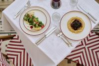 una mesa blanca con dos platos de comida. en Büyükada Splendid Palace Hotel, en Büyükada