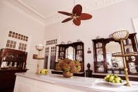 cocina con ventilador de techo y mesa con fruta en Büyükada Splendid Palace Hotel, en Büyükada