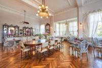 Un comedor con mesa y sillas en Büyükada Splendid Palace Hotel, en Büyükada