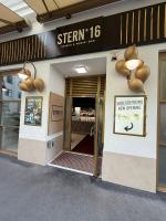 维也纳ALON HOMES Vienna - Premium City Center Apartments的商店的入口,有开门