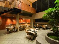 uma sala de jantar com mesas e cadeiras em um restaurante em The Saray Munnar Luxury Resort with Pool by VOYE HOMES em Munnar