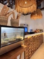 卢纳将军城Inbox Siargao Resort的设有展示食物的柜台的餐厅