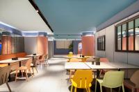 una cafetería vacía con mesas y sillas en Hanting Hotel Shenzhen Coast City Nanyou Clothing City, en Shenzhen