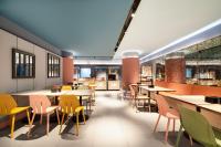 Un restaurante con mesas y sillas y una cafetería. en Hanting Hotel Shenzhen Coast City Nanyou Clothing City, en Shenzhen