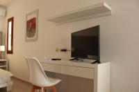 Televízia a/alebo spoločenská miestnosť v ubytovaní Golden Grain Suites "by Checkin"
