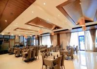 Un gran salón de banquetes con mesas y sillas. en Rio Colina - D Diamond 3BHK Villa in Surat, en Dighas