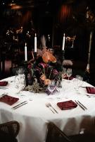 uma mesa com uma toalha de mesa branca com velas e copos de vinho em Häckeberga Slott em Genarp