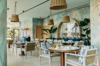 Restaurace v ubytování Sunset View Designer Apartment With Pool Access