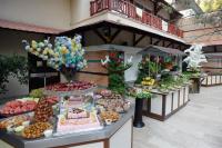 un buffet con molti tipi diversi di cibo su un tavolo di Pirates Park Resort - All Inclusive a Kemer