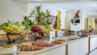 una linea a buffet con molti tipi diversi di cibo di Pirates Park Resort - All Inclusive a Kemer