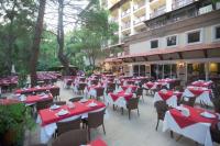 un ristorante con tavoli e sedie rossi e bianchi di Pirates Park Resort - All Inclusive a Kemer