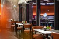 um restaurante com mesas e cadeiras e um balcão em Radisson RED Wuhan Jianghan Road em Wuhan