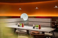 duas mesas em um restaurante com cadeiras em Radisson RED Wuhan Jianghan Road em Wuhan