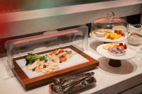 uma bandeja de comida em um balcão com um prato de comida em Radisson RED Wuhan Jianghan Road em Wuhan