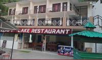 Un edificio con un cartel que dice "Tomar restaurante". en Kempty Lake Waterfall Resort - Run by Anaysha Group, en Mussoorie
