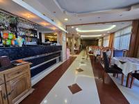 Lounge nebo bar v ubytování Hotel Holiday-M