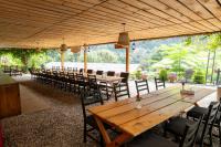 En restaurant eller et andet spisested på Trishuli Riverside Resort