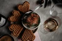 uma mesa encimada por uma tigela de comida com waffles em Häckeberga Slott em Genarp