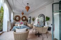 Un lugar para sentarse en Kasbah La Moun Luxury Riad & Spa