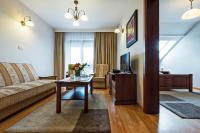 Televízia a/alebo spoločenská miestnosť v ubytovaní Hotel Victoria