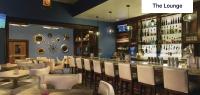 um restaurante com cadeiras brancas e um bar em Solara Vita at MGM Signature em Las Vegas