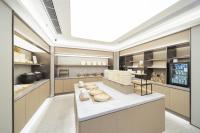 Una cocina grande con muchos estantes. en JI Hotel Shenzhen Convention & Exhibition Center Gangxia Subway Station, en Shenzhen