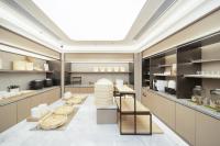 una cocina con una barra larga con platos. en JI Hotel Shenzhen Convention & Exhibition Center Gangxia Subway Station, en Shenzhen