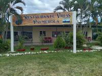 una señal para un restaurante frente a un edificio en Villas Palmerola Comayagua, en El Coquito