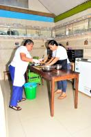 zwei Frauen stehen in einer Küche und bereiten Essen vor in der Unterkunft Private 4 Story retreat in Pucallpa