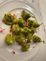 un piatto bianco con del cibo sopra di Gulevi Safranbolu Heritage Hotel a Safranbolu